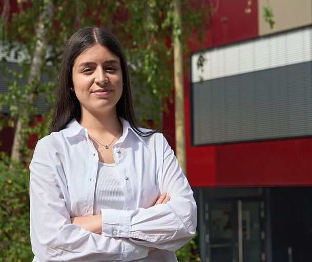 „Es macht mich traurig, dass wir aus vergangenen Kriegen kaum etwas gelernt haben“: Die Markgröninger Lyrikerin Beyza Karahan fährt nach dem ersten Platz beim Schülerwettbewerb des Landtages jetzt nach Rotterdam. Foto: Andreas Becker