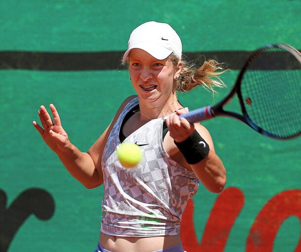 Simona Ogescu gewinnt glatt in zwei Sätzen gegen Ellen Katzer.