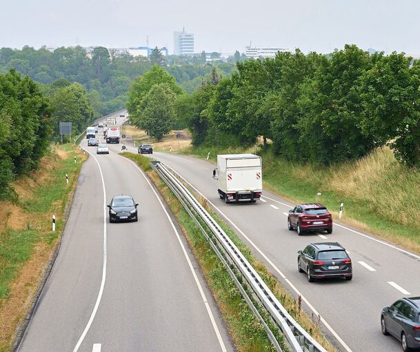 Auf der B10 bei Zuffenhausen kommt es zu Sperrungen der Fahrbahn.