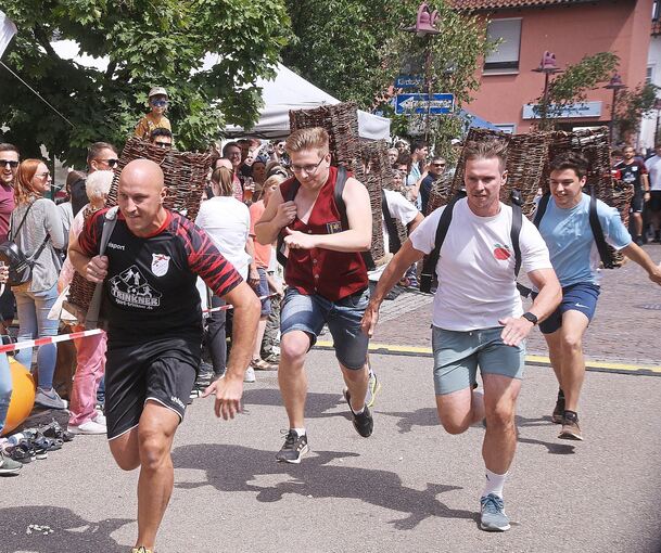 Zum Hasenropferfest gehört traditionell auch der Brunnenlauf – hier zu sehen im Jahr 2023.