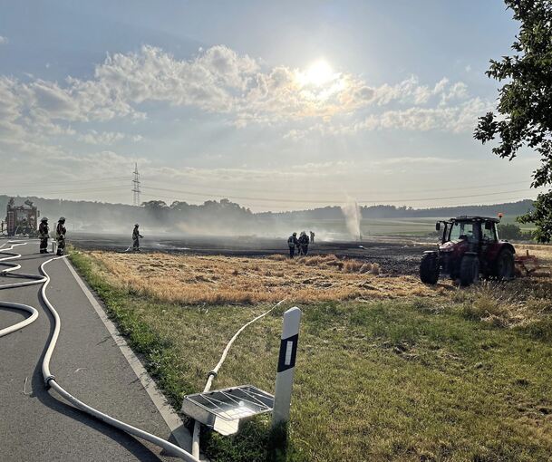 Eine trockene Feldfläche in Hemmingen fing am Sonntag Feuer. Der Museumszug „Feuriger Elias“ soll den Brand ausgelöst haben. Zehn Fahrzeuge und 38 Einsatzkräfte waren vor Ort. Foto: Archivfoto