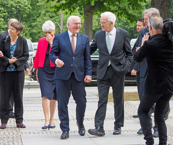Baden-Württembergs Ministerpräsident Winfried Kretschmann begrüßt den Bundespräsidenten vor dem Forum. Foto: Holm Wolschendorf