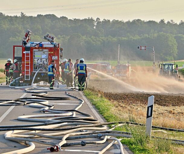 Anfang Juli brannte es auf einem Feld entlang der Gleise – später gab es in der Folge des massiven Löscheinsatzes noch einen Rohrbruch. Archivfoto: A. Rometsch/KS-Images.de