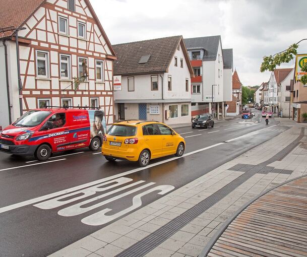 Autos auf der Schwieberdinger Ortsdurchfahrt: Eine Verkehrszählung für einen Lärmaktionsplan wird hier vorerst nicht stattfinden. Archivfoto: Holm Wolschendorf