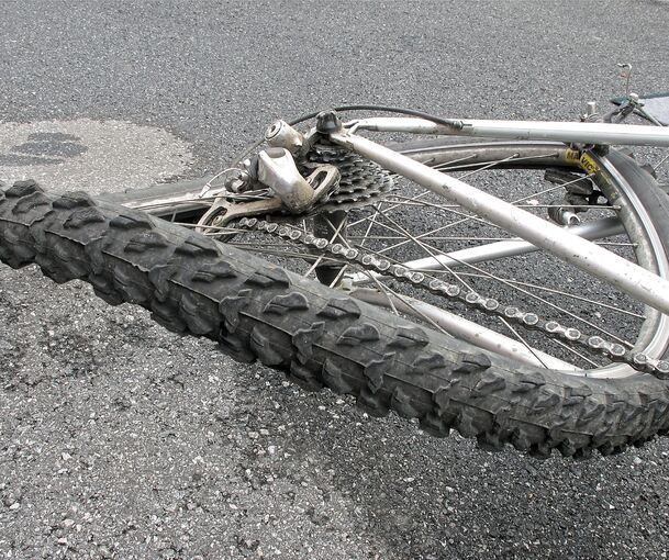 Ein Autofahrer hat einen Jungen auf seinem Mountainbike übersehen. Ein Autofahrer hat einen Jungen auf seinem Mountainbike übersehen.