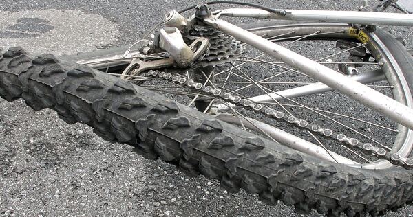 Ein Autofahrer hat einen Jungen auf seinem Mountainbike übersehen.