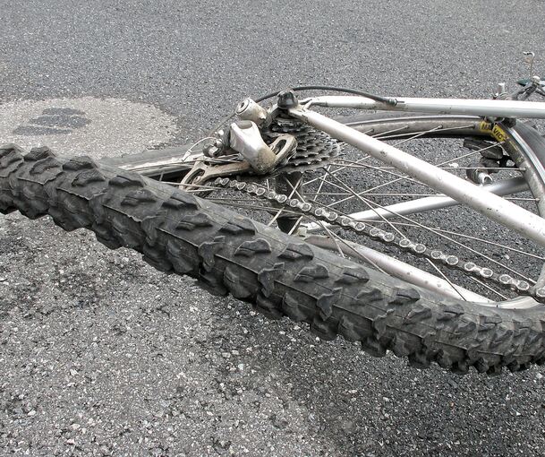 Das Auto erwischte das Vorderrad des Fahrrads. Dadurch kam der Radfahrer zu Fall (Symbolfoto). Das Auto erwischte das Vorderrad des Fahrrads. Dadurch kam der Radfahrer zu Fall (Symbolfoto).
