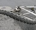 Das Auto erwischte das Vorderrad des Fahrrads. Dadurch kam der Radfahrer zu Fall (Symbolfoto).