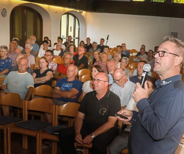 Schultes Jörg Frauhammer bei der Bürgerversammlung. Foto: Ramona Theiss