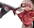 Der Täter entriss der Frau die Handtasche und flüchtete. Symbolfoto: Photographee.eu/stock.adobe.com Der Täter entriss der Frau die Handtasche und flüchtete. Symbol