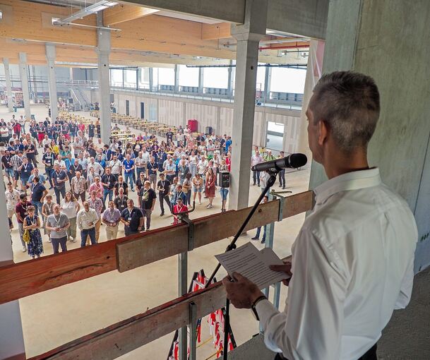 Geschäftsführer Christian Benz spricht bei seiner Rede in der Produktionshalle von einer guten Zukunft. Fotos: Holm Wolschendorf