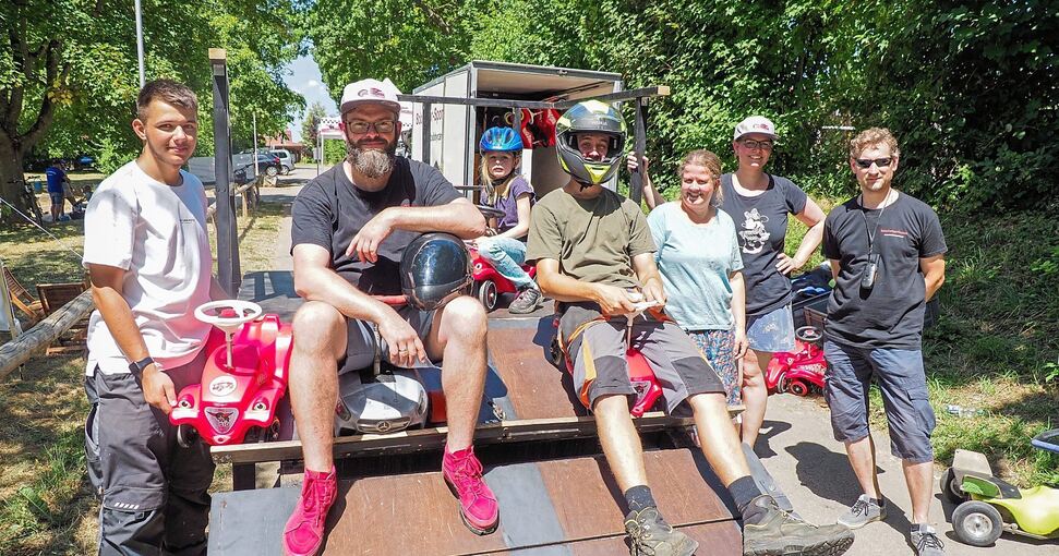Spaß mit dem Deutschen Meister: Steffen Lindemann (Zweiter von links) beim Fun-Rennen in Erdmannhausen Fotos: Holm Wolschendorf