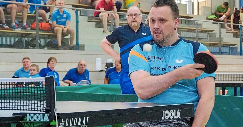 Thomas Brüchle hat als Tischtennisspieler an den Paralympics 2012, 2016 und 2020 teilgenommen. Am Wochenende war er prominenter Gast beim Stadtpokal am Kugelberg. Foto: Holm Wolschendorf