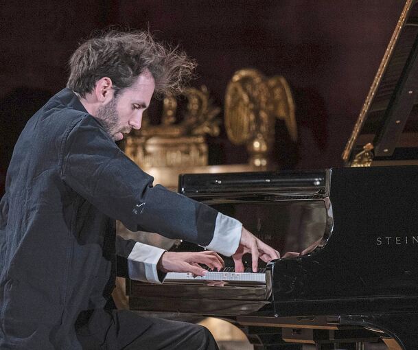 Keine Posen und Attitüden: Alexandre Kantorow im Ordenssaal. Foto: Reiner Pfisterer/p