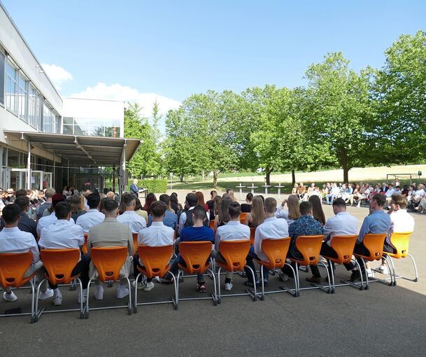 Strahlender Sonnenschein belohnt herausragende Leistungen: Die 51 erfolgreichen Abiturienten und Abiturientinnen des FLG erzielten einen Gesamtdurchschnitt von 2,1. Foto: privat