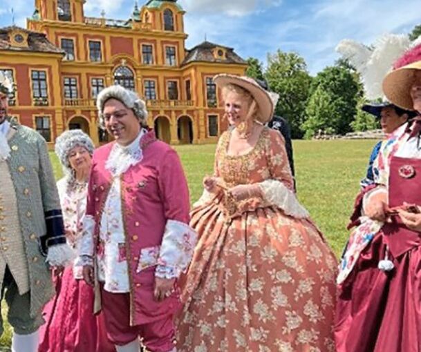 Der Filmdreh des Filmclubs Ludwigsburg lenkte am Schloss Favorite die Blicke auf sich. Foto. privat