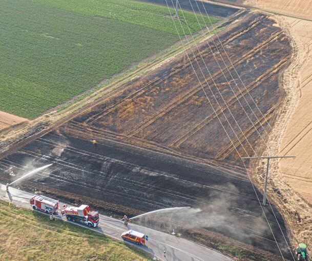 Blick auf den Einsatz am Dienstagabend. Auch Bauern haben bei dem Einsatz geholfen und versucht, mit ihren Landmaschinen den Brand zu begrenzen. Foto: 7aktuell.de