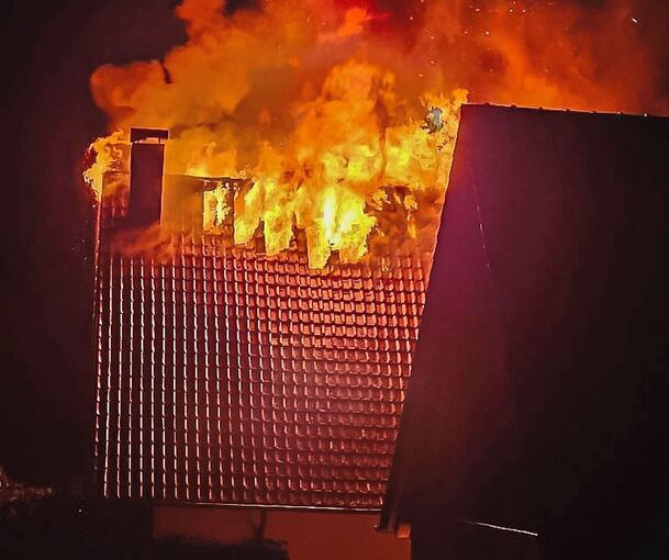 Der Blitzeinschlag in Steinheim verursachte einen verheerenden Brand. .Foto: KS-Images.de/Karsten Schmalz