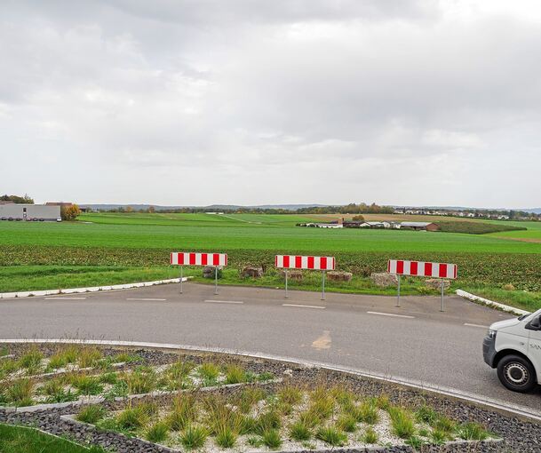Der Abzweig am Kreisverkehr am Gewerbegebiet bleibt zu. Die Ortsumfahrung ist gestorben.