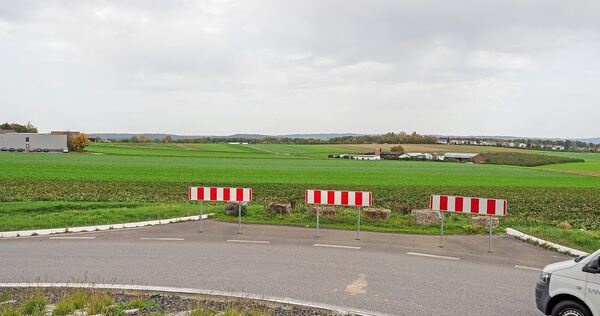 Der Abzweig am Kreisverkehr am Gewerbegebiet bleibt zu. Die Ortsumfahrung ist gestorben.