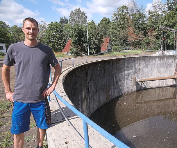 Klärwerk-Betriebsleiter Manuel Bezner am Regenüberlaufbecken der Anlage nach dem Regen. Foto: Alfred Drossel