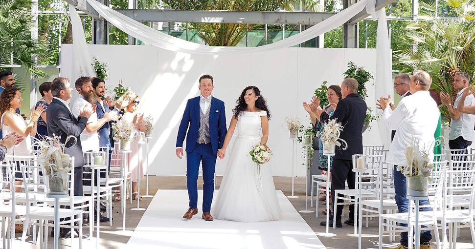 Elisa Magurno und Gionatan Gentile haben gestern in der Traumkulisse der Orangerie für die Fotografen posiert. Fotos: Holm Wolschendorf