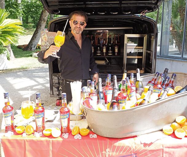 Salute: Cüneyt Ercetin, Inhaber des Cateringservice Coco Bello, hatte seine Ape inklusive Getränkebar aufgebaut.