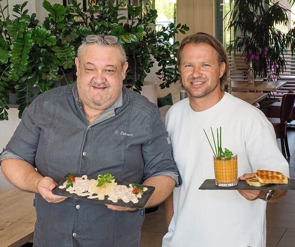 Küchenchef Dejan Petrovic (links) mit Peter Sager, Inhaber des Fuchshof-Restaurants. Foto: Holm Wolschendorf