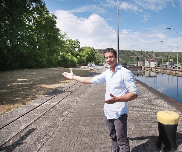 Projektleiter Christian Trute zeigt den betroffenen Bereich neben der Schleusenkammer und Tina Fauser (rechts) informiert die Besucher im Baucontainer über das Vorhaben.Fotos: Alfred Drossel