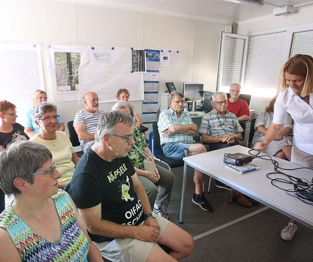 Projektleiter Christian Trute zeigt den betroffenen Bereich neben der Schleusenkammer und Tina Fauser (rechts) informiert die Besucher im Baucontainer über das Vorhaben. Fotos: Alfred Drossel
