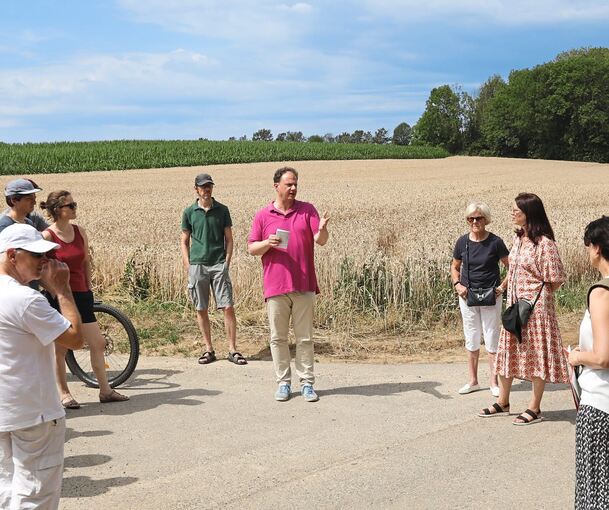 Oberbürgermeister Matthias Knecht (Mitte) beim Rundgang mit Bürgern und Verwaltungsmitarbeitern durch Pflugfelden. Foto: Ramona Theiss
