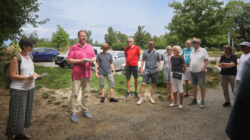 Stadtteilspaziergang mit Oberbürgermeister Matthias Knecht durch Pflugfelden. Foto: Ramona Theiss