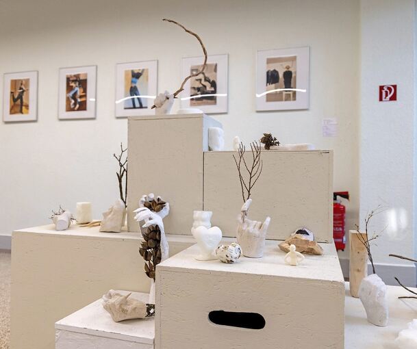 Unterschiedlichste Werke sind nun im Schulhaus zu sehen. Fotos: Andreas Essig