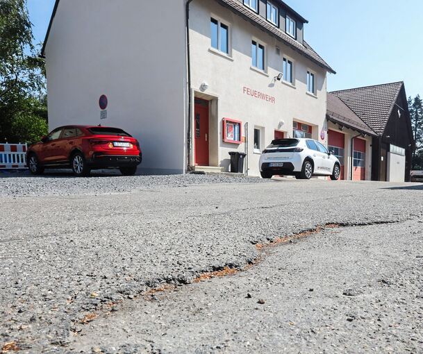 Schneller als zunächst gedacht werden nun die Zufahrtsstraße zum Feuerwehrhaus und der angrenzende Parkplatz saniert. Archivfoto: Ramona Theis/LKZ