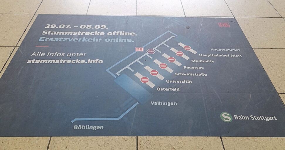 Mit großen Aufklebern und Schildern weist die Bahn auf die nächste Stammstreckensperrung hin. Foto: jsw