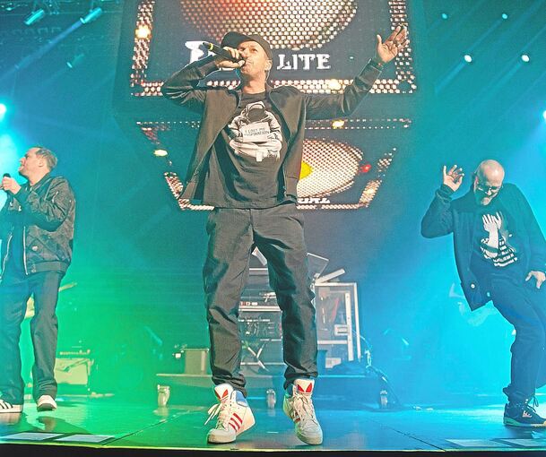 In fast genau einem Jahr in der Barockstadt zu sehen: Smudo, Michi Beck, Andy und Thomas D. von der Band Die Fantastischen Vier kommen zu den KSK Music Open. Foto: Daniel Bockwoldt/dpa