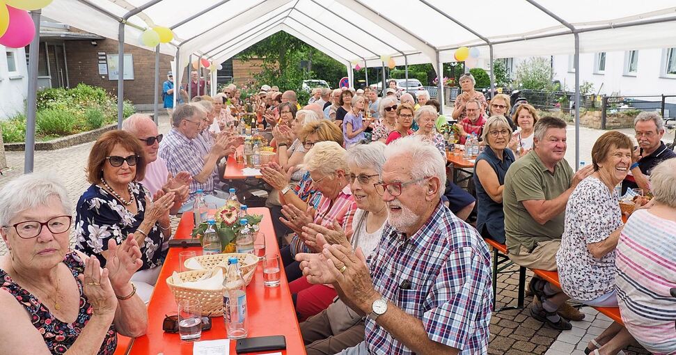 Grund zum Feiern: Die Eglosheimer Gruppe Plusminus 60 besteht seit 20 Jahren. Foto: Holm Wolschendorf