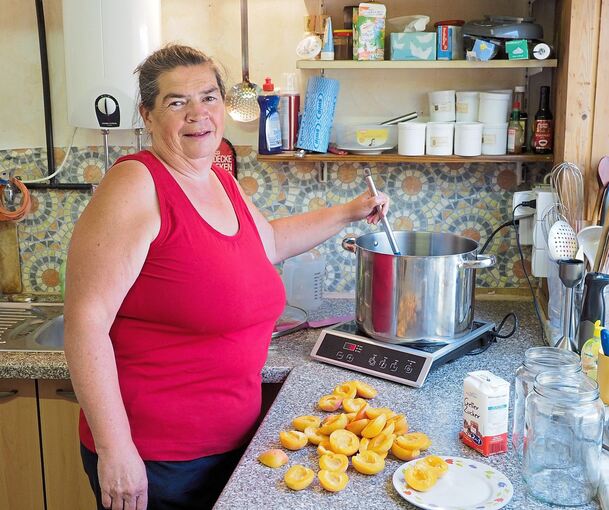 In ihrer Marmeladenküche kreiert Ute Sailer aus Pleidelsheim köstliche Fruchtaufstriche und Gelees. Foto: Holm Wolschendorf