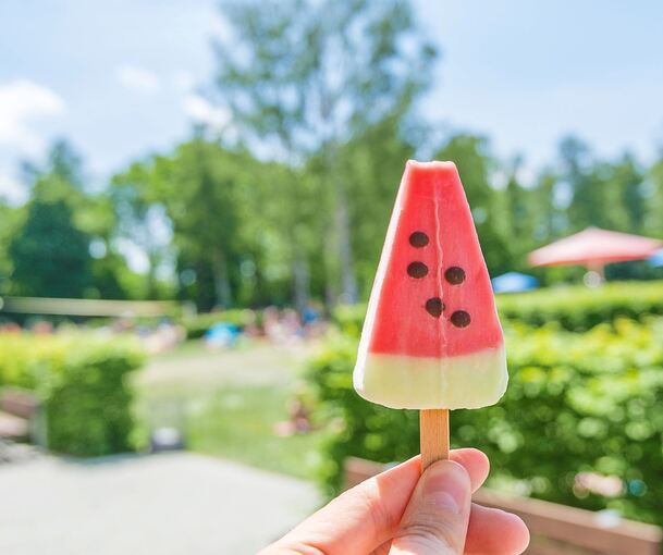 Kühle Erfrischung: Ein leckeres Eis im Freibad. Foto: schulzfoto/stock.adobe.com