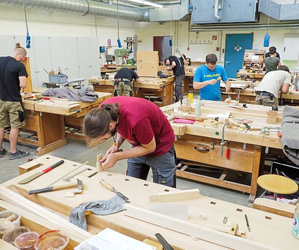 Die Gesellen arbeiten unter Zeitdruck an der Standkonsole in der Werkstatt der Oscar-Walcker-Schule.Fotos: Holm Wolschendorf