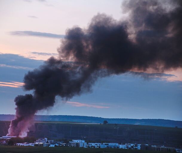 Kilometerweit ist die Rauchsäule am Samstagabend zu sehen – auch noch in Ludwigsburg. Foto: Alfred Drossel