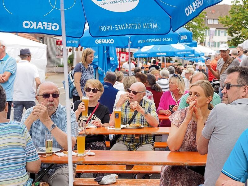 Entspannte Atmosphäre beim Dorffest Pflugfelden.