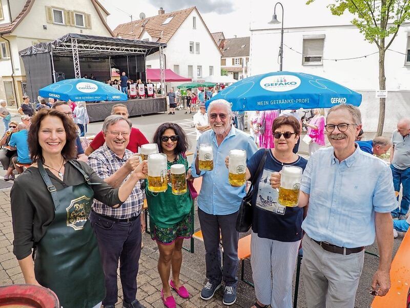 Mit frisch gezapftem Bier stoßen an: Bürgermeisterin Andrea Schwarz, CDU-Stadtrat Klaus Hermann, CDU-Stadträtin Uschi Traub, Festorganisator Reinhold Noz, SPD-Stadträtin Margit Liepins und der ehemelige Erste Bürgermeister Konrad Seigfried.