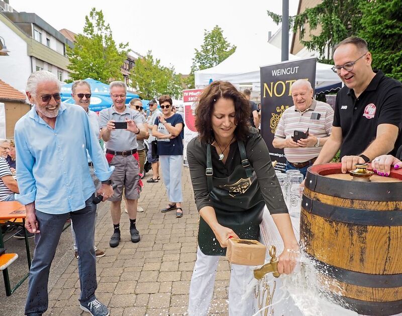 Bürgermeisterin Andrea Schwarz beim Fassanstich.