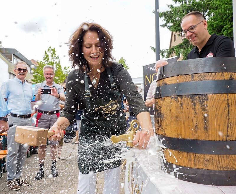 Bürgermeisterin Andrea Schwar haut kräftig drauf.