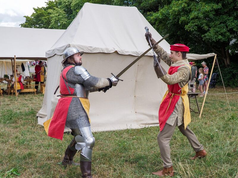 Mittelalterliche Schwertkämpfe beim Jubiläumsfest zu 900 Jahre Poppenweiler. Foto: Holm Wolschendorf