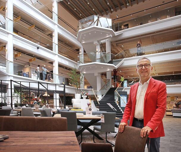 Geschäftsführer Frank Hofmeister im wiederhergestellten Atrium des Einrichtungshauses. Foto: Alfred Drossel