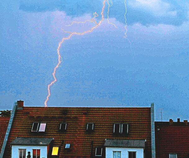 Durch Blitzschutzanlagen sind Häuser besser vor Blitzschäden geschützt. Doch auch mit einem Blitzableiter können Schäden und Brände entstehen, wenn sie nicht richtig gewartet werden. Foto: Karina Hessland