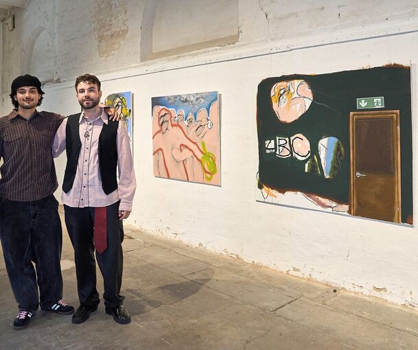 Philipp Hofmann (rechts) und Noah Bartruff in der Schau. Foto: Andreas Becker