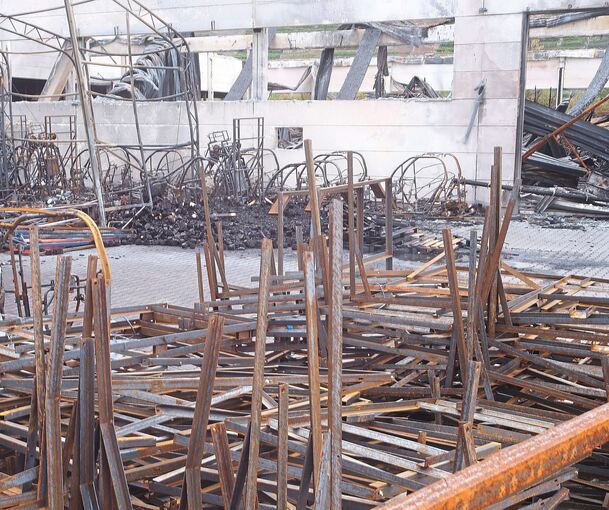 Ausgebrannt: die Lagerhalle in Lauffen. Foto: Alfred Drossel